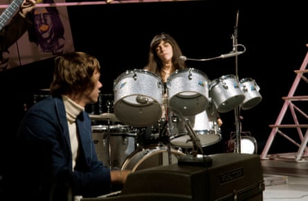 Les Carpenters se produisent dans la série In Concert de la BBC en 1971, avec Karen à la batterie.