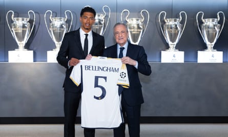 Bellingham ditampilkan kepada media bersama Florentino Pérez, presiden Real Madrid