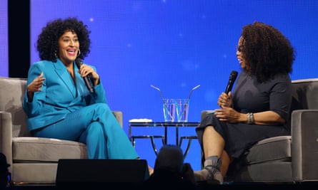 tracee ellis ross duduk di atas panggung bersama oprah