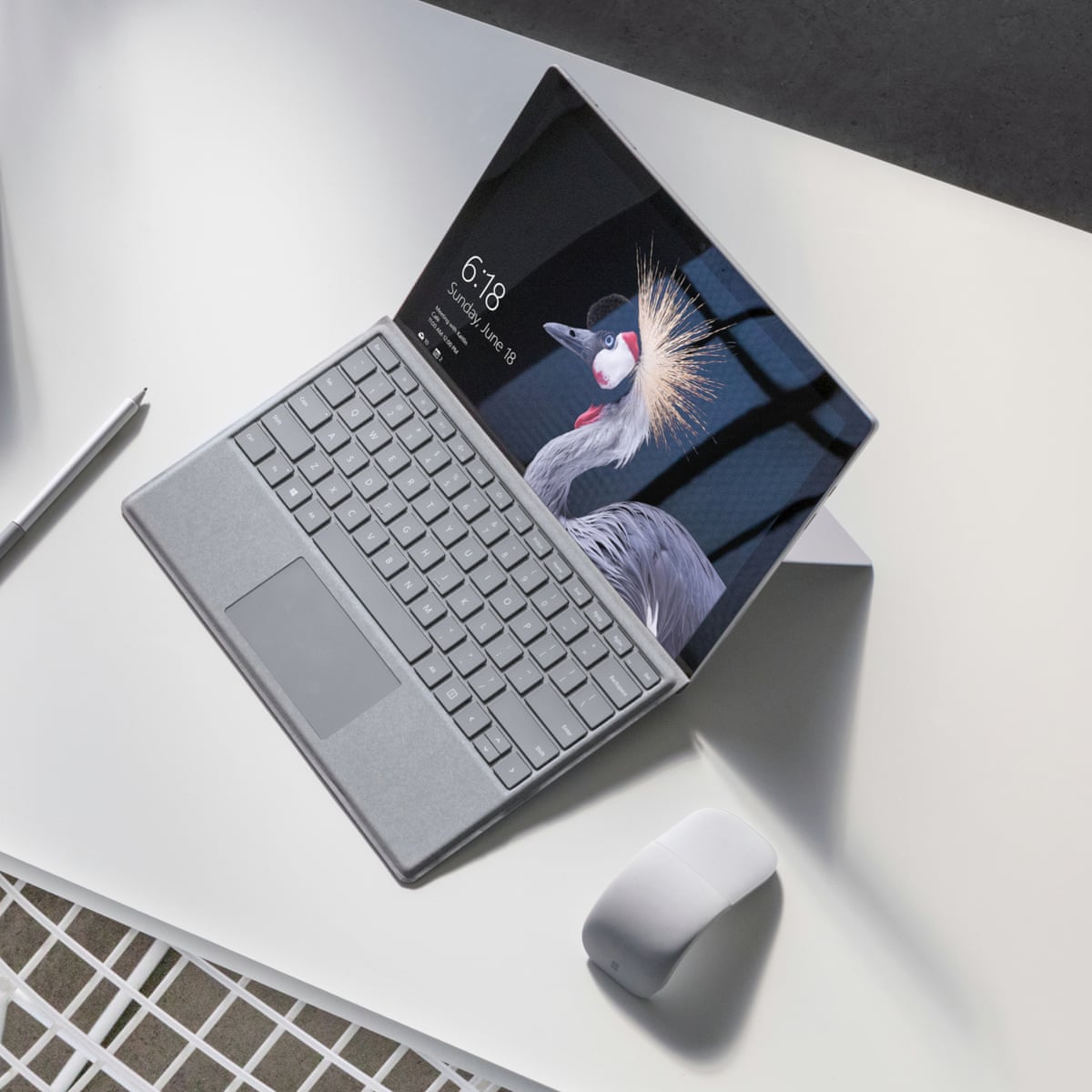 Aflede Uendelighed Lam Microsoft unveils more powerful Surface Pro with longer battery life | Microsoft  Surface | The Guardian
