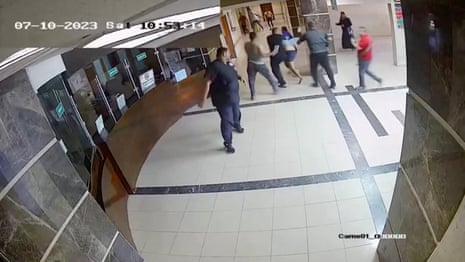 Izrael říká, že záběry ukazují cizí rukojmí v nemocnici al-Shifa v Gaze – video