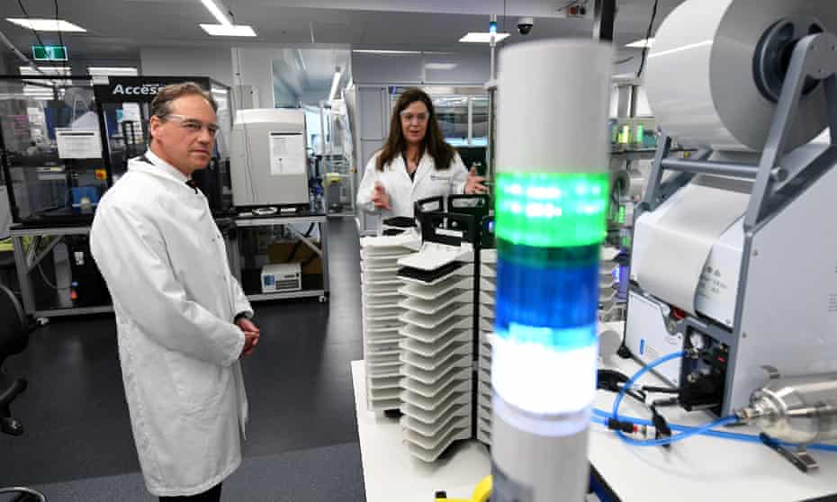 Federal health minister Greg Hunt tours the National Drug Discovery Centre