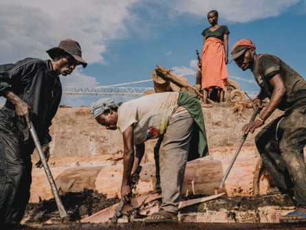 Cidades flutuantes de troncos: poderão os “pulmões de África” sobreviver à sua exploração?