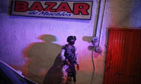 Um soldado guarda a cena de um crime em Guadalajara, em setembro de 2020.