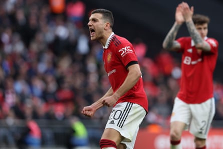Diogo Dalot, bek kiri Manchester United, merayakan kemenangan timnya