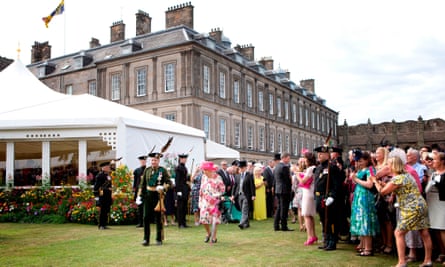 The queen hosts the annual garden party at the Palace of Holyroodhouse in 2018.