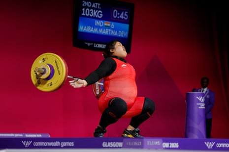 Martina Devi Maibam, da Índia, falha em sua segunda tentativa de 103kg.