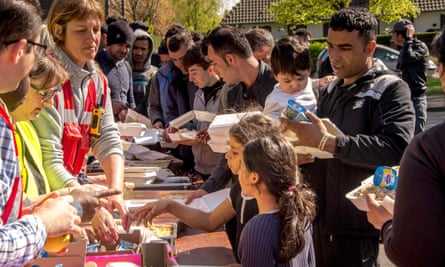 Volunteers distribute food to people in Grande-Synthe.