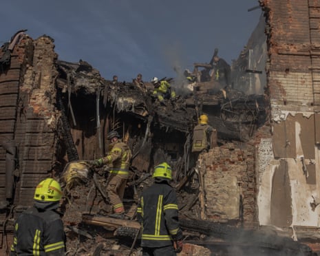 यूक्रेनी बचावकर्मी निप्रो में रूसी हवाई हमले के बाद भारी क्षतिग्रस्त इमारतों के स्थल पर काम कर रहे हैं।