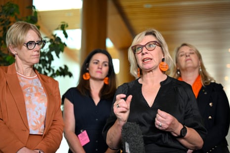 Rosie Batty, defensora de la prevención de la violencia familiar, habla durante una conferencia de prensa en el Parlamento en Canberra.