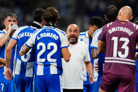 Espanyol coach Manolo Gonzalez gives instructions to his players during the LaLiga match against Atlético de Madrid in August 2025.