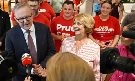 El primer ministro Anthony Albanese en campaña con el candidato laborista de Penrith Karen McKeown el viernes