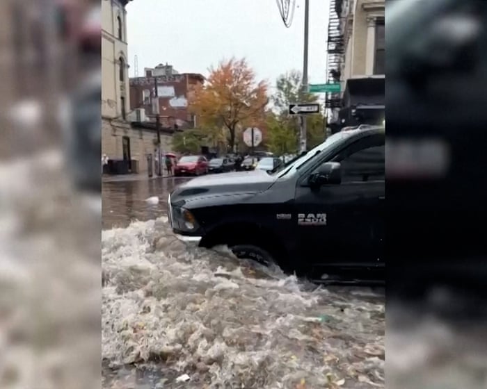 Heavy rain floods streets in New York City – video