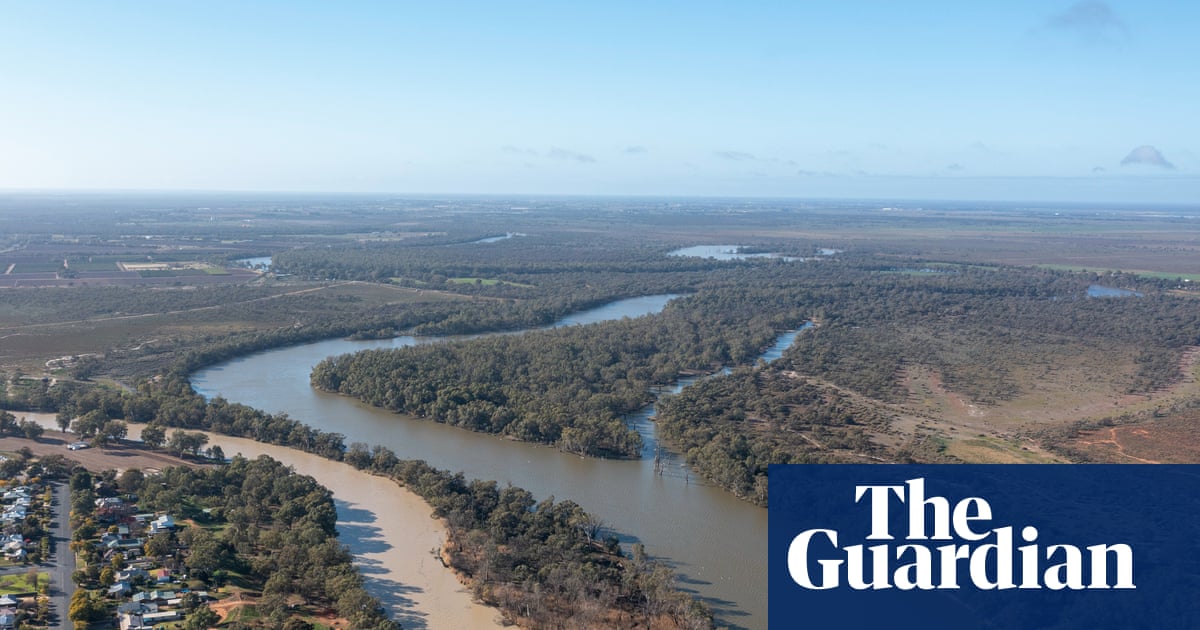 Legal stoush between NSW and commonwealth halts crucial water flows into Murray-Darling
