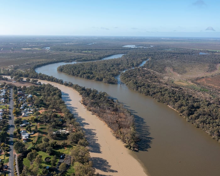 Legal stoush between NSW and commonwealth halts crucial water flows into Murray-Darling