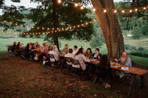 Guests enjoy conversation and dinner at the Lost Creek Farm to forage dinner.