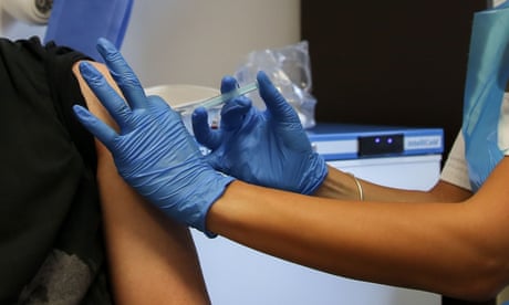 Un vacunador del NHS administra la vacuna Moderna Covid-19 a una mujer en un centro de vacunación en Londres.