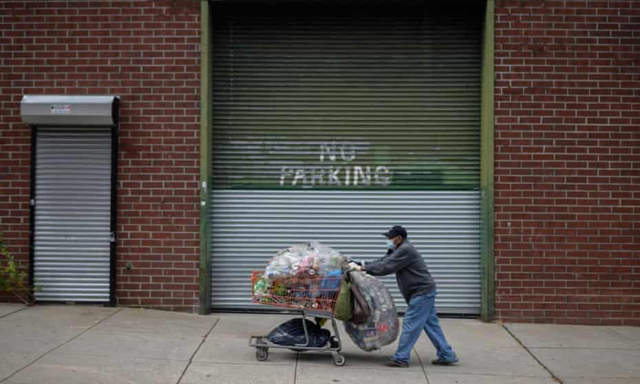 TOPSHOT-US-POLITICS-SOCIAL-POVERTY-ENVIRONMENTTOPSHOT - 'Canner' Laurentino Marin looks for cans and bottles to recycle in a neighborhood in Brooklyn on October 27, 2021. - Marin, who is 80, is one of New York's estimated 10,000