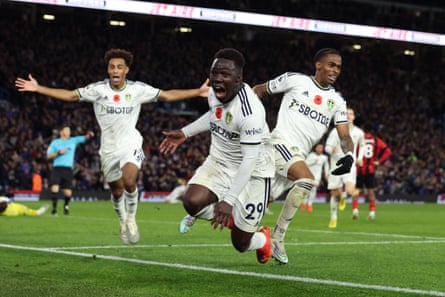 Crysencio Summerville (derecha) celebra la victoria de Leeds sobre Bournemouth con Wilfried Gonto (centro) y Tyler Adams.