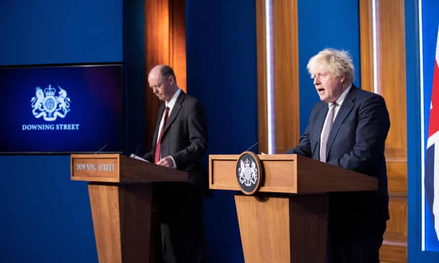 Boris Johnson s'exprime aux côtés du médecin-chef Chris Whitty lors d'une conférence de presse le 27 novembre.