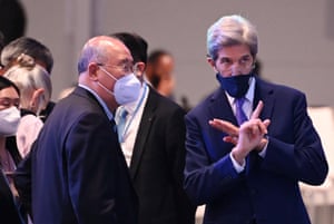 The US climate envoy, John Kerry, negotiates before an informal plenary stocktake at the SEC in Glasgow