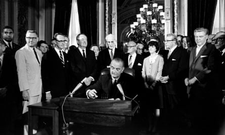 ليندون جونسون يوقع قانون حقوق التصويت لعام 1965، في مبنى الكابيتول الأمريكي في واشنطن.