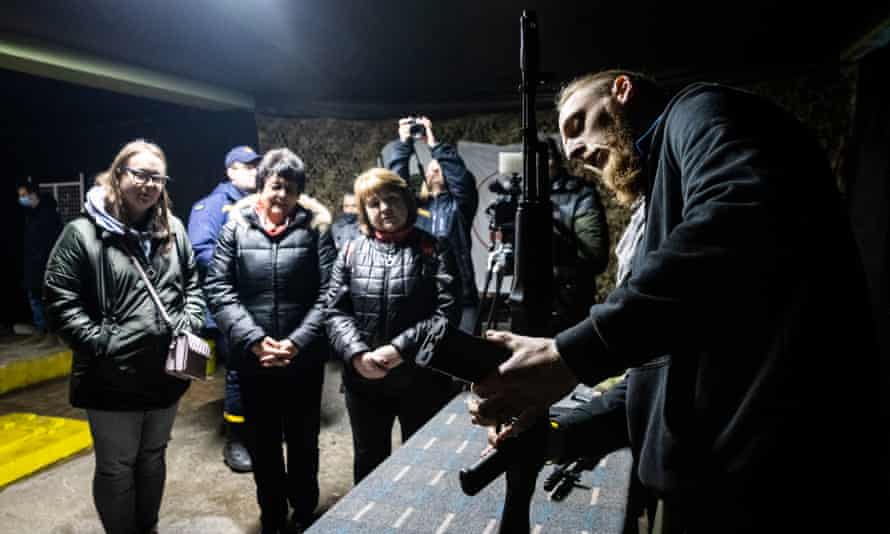 Teachers and journalists are shown how to operate weapons in Zaporizhzhia