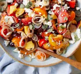 Sałatka feta brzoskwiniowo-pomidorowa Claire Thomson