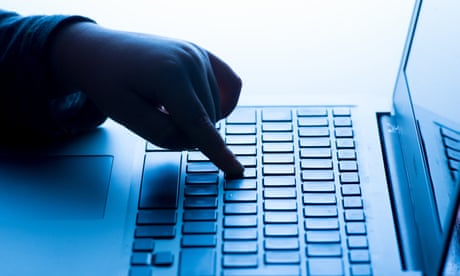 Lạm dụng tình dục trẻ em trực tuyến <br> KỲ DIỆU ĐẾN 0001 NGÀY THỨ 2 THÁNG 2 8 Tập tin ảnh chụp ngày 17/04/17 của một đứa trẻ sử dụng máy tính xách tay. Các công ty công nghệ lớn phải nhận trách nhiệm để xảy ra lạm dụng tình dục trẻ em trực tuyến, với các cơ quan thực thi pháp luật "choáng ngợp" về số vụ, một cảnh sát trưởng cho biết. Ông Simon Bailey, Giám đốc Norfolk, cho biết quá nhiều bậc cha mẹ vẫn có "thái độ thông thoáng" với những gì con cái họ làm trong phòng ngủ của họ, cảnh báo về nguy cơ truy cập web không được lọc. Ngày phát hành: Thứ Hai ngày 8 tháng 2 năm 2021. Ảnh PA. Xem PA story MEDIA Undercover. Tín dụng hình ảnh nên đọc: Dominic Lipinski / PA Wire