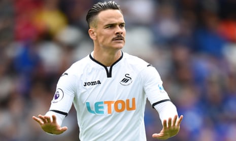 Midfielder Roque Mesa has joined Swansea from Las Palmas for £11m