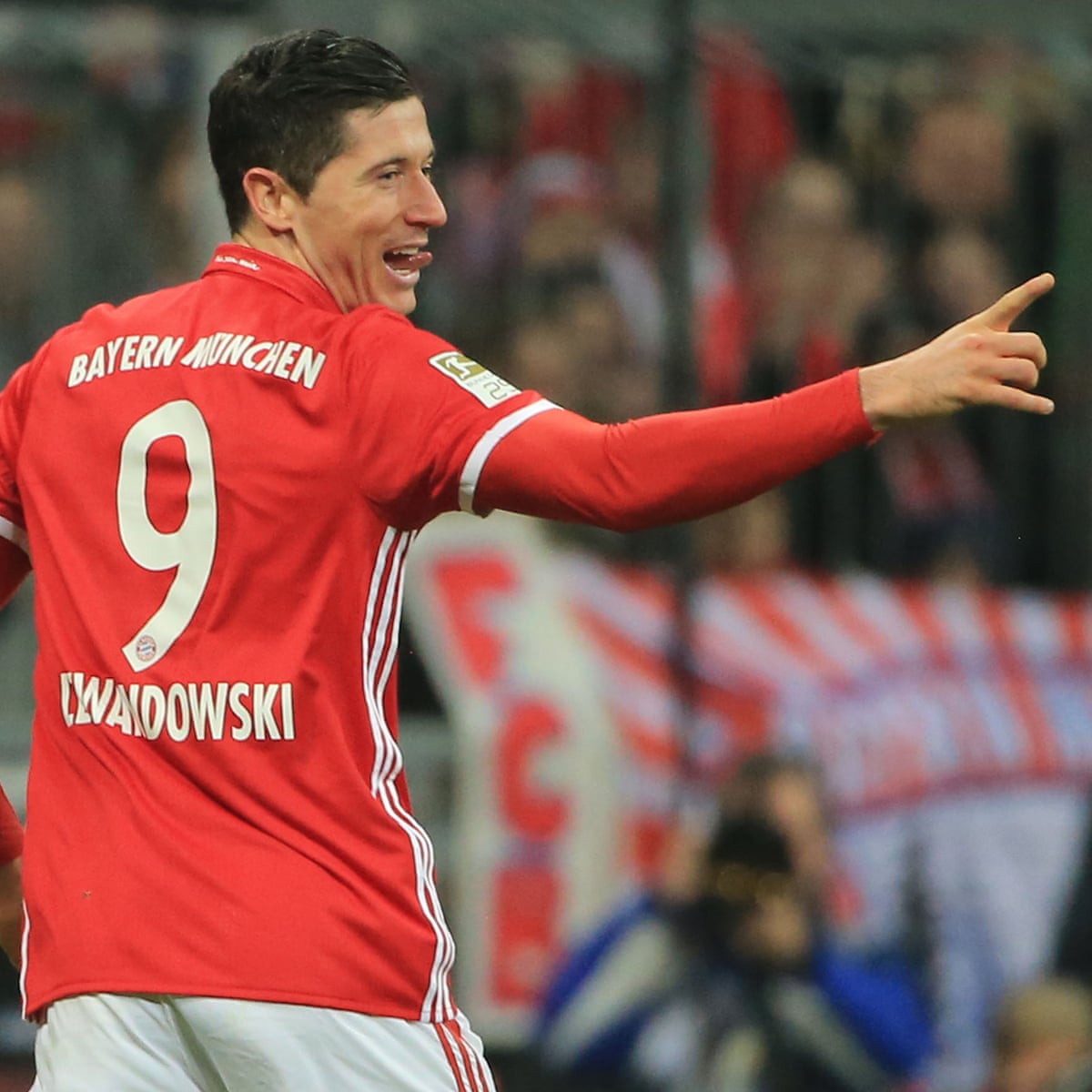 Bayern Munich Striker Robert Lewandowski Extends Contract To 2021 Football The Guardian