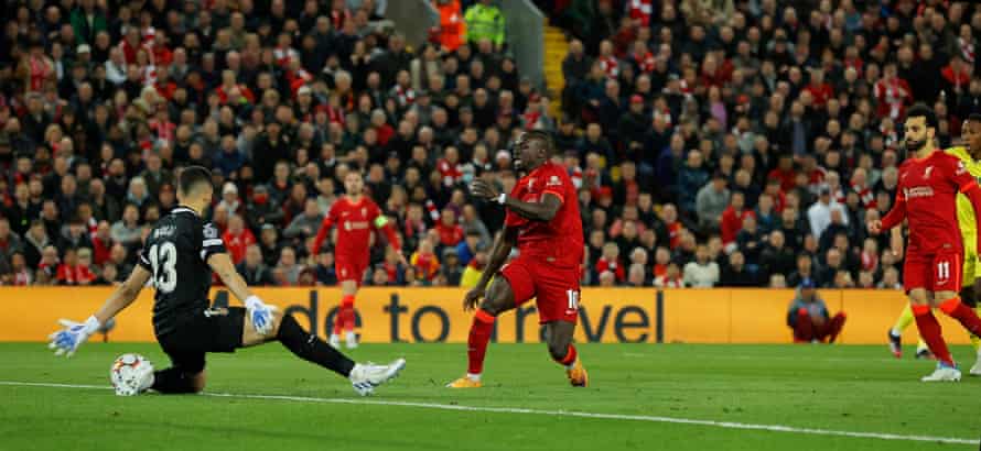 Sadio Mané, jogador do Liverpool, marca o segundo golo da sua equipa.