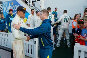El capitán de Inglaterra Joe Root abraza al jugador australiano de la serie Steve Smith.