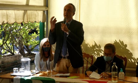 Ferruccio Sansa, flanked by assembly candidate Francesca Ferrera and government minister Giuseppe Provenzano, addresses a gathering in the Gran Caffè Defilla in Chiavari.