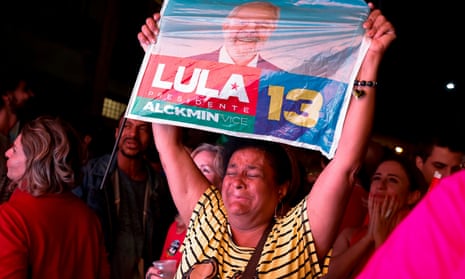 Un partisan de Lula pleure à la fin de la journée des élections générales à Largo da Prainha le 2 octobre 2022 à Rio de Janeiro, au Brésil.
