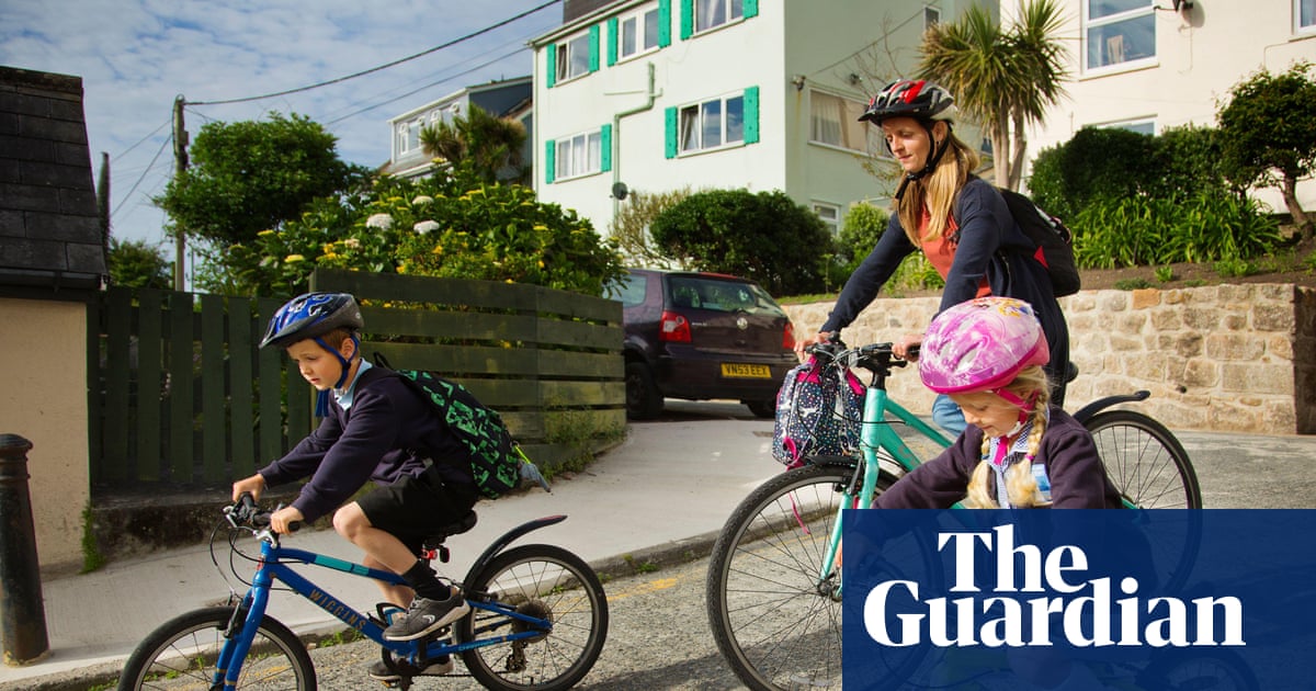 Ministros quieren que el 60% de los alumnos en Inglaterra viajen activamente a la escuela para 2035