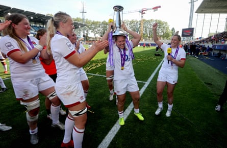 Marlie Packer celebrates with the Six Nations trophy in 2022