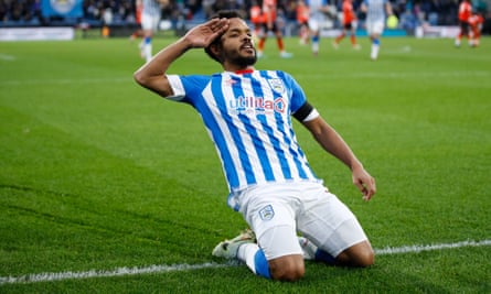 Duane Holmes anota para Huddersfield contra Luton.