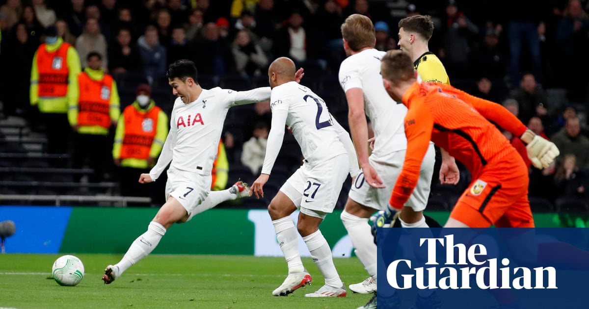 Tottenham hang on to beat Vitesse in Antonio Conte’s furious first match