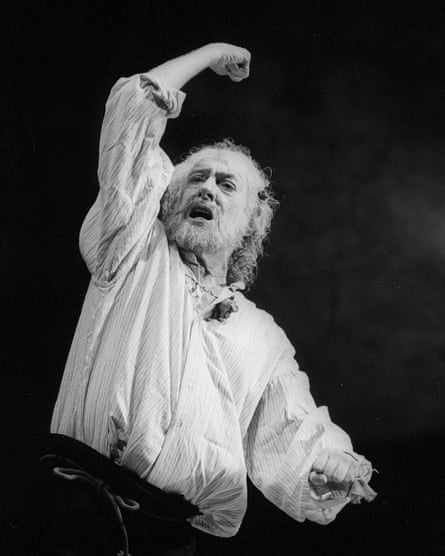 Robert Stephens (King Lear) in King Lear by William Shakespeare @ Royal Shakespeare Theatre, Stratford-upon-Avon. An RSC production. Directed by Adrian Noble (Opened 05-93) ©Tristram Kenton 05-93 (3 Raveley Street, LONDON NW5 2HX TEL 0207 267 5550 Mob 07973 617 355)email: tristram@tristramkenton.com