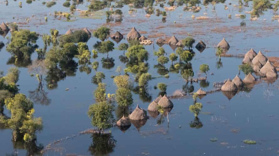 Casas submersas em águas de inundação em Bentiu, no Estado de Unity, Sudão do Sul, em novembro de 2021.