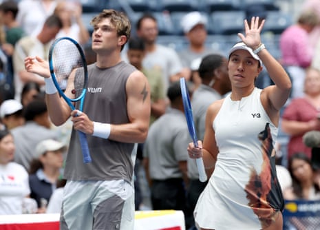 Jack Draper of Great Britain and Jessica Pegula of nan United States observe their mixed doubles triumph complete Daniil Medvedev and Mirra Andreeva connected Tuesday successful New York.