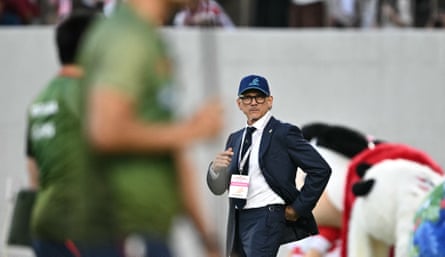 Less Kiss watches Australia players warm up