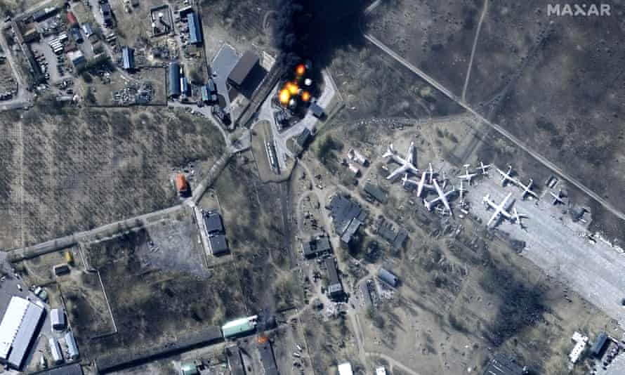 Imagen satelital que muestra edificios y tanques de combustible en llamas en el aeropuerto Antonov, Hostomil