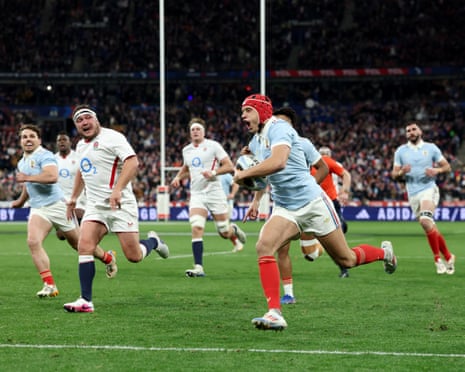 Bielle-Biarrey of France runs in to score his second try.