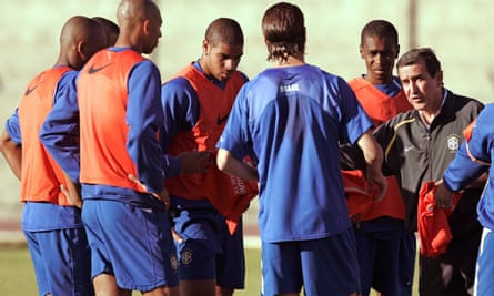 Carlos Alberto Parreira talks to Brazil players during the Copa América in 2004