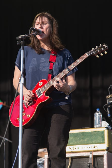 Kelley Deal sur scène.