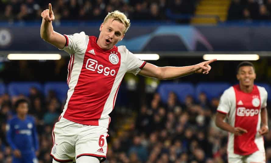 Donny Van de Beek célèbre après avoir marqué pour l'Ajax contre Chelsea en novembre 2019