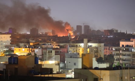 با ادامه درگیری ها در پایتخت سودان در روز یکشنبه دود بلند می شود.