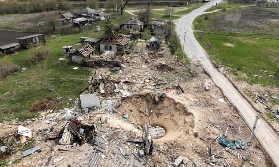 Una vista aérea muestra un cráter y casas destruidas en la aldea de Yatskivka, en el este de Ucrania, el 16 de abril de 2022.